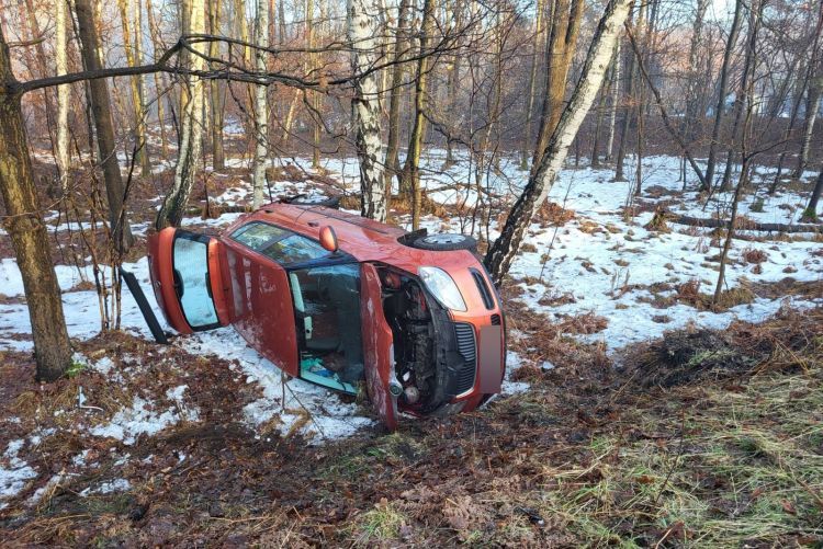 Mikołowska: samochód zatrzymał się na drzewie. W środku były dzieci, PSP Rybnik