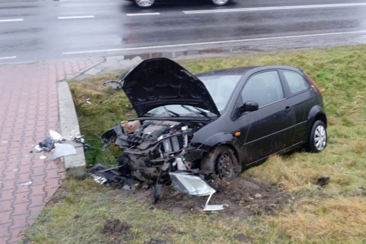 Tragedia na Mikołowskiej. Kierowca uderzył w betonowy przepust. Zmarł na miejscu, KMP Rybnik