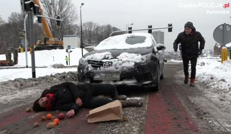 Pieszy walczył o życie. Kierowca nic nie widział przez śnieg (wideo, foto), śląska policja