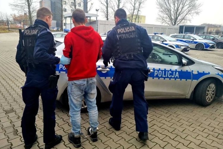 Napad na pocztę w Niewiadomiu: policja zatrzymała 25-latka, który groził nożem kobiecie, KMP Rybnik