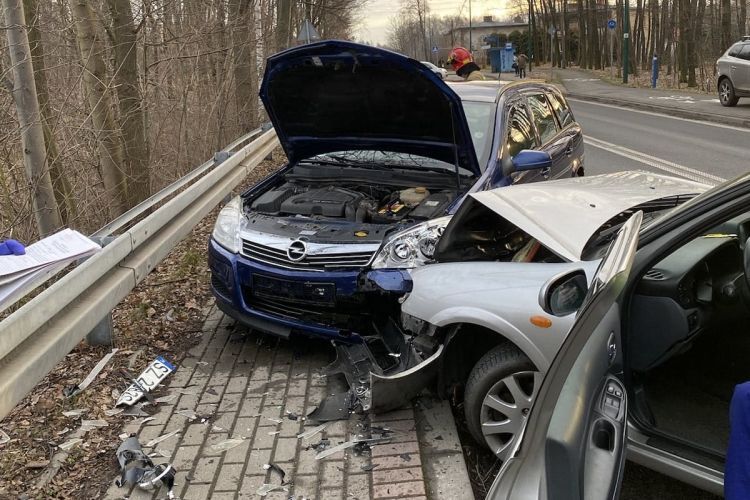 Zderzenie 4 pojazdów na Raciborskiej. Poszkodowana została kobieta w ciąży, PSP Rybnik