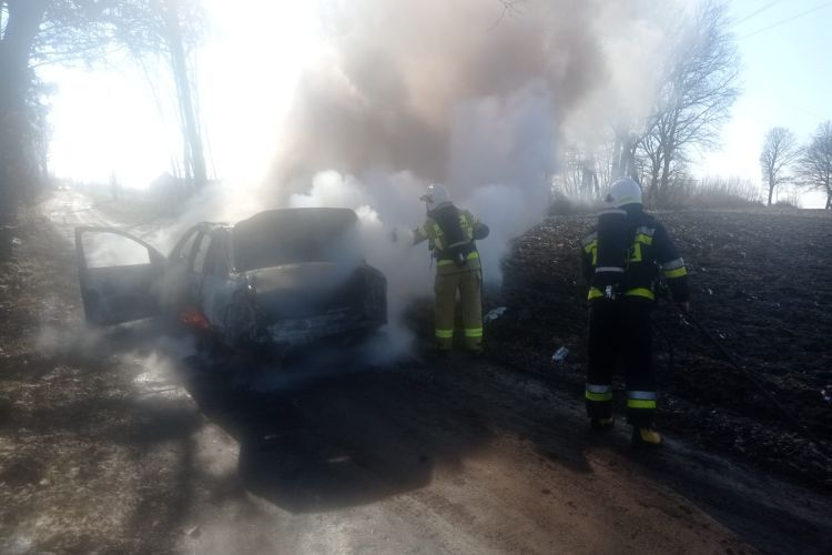 Pożar samochodu w Łukowie Śląskim. Z pojazdu mało co zostało, PSP Rybnik