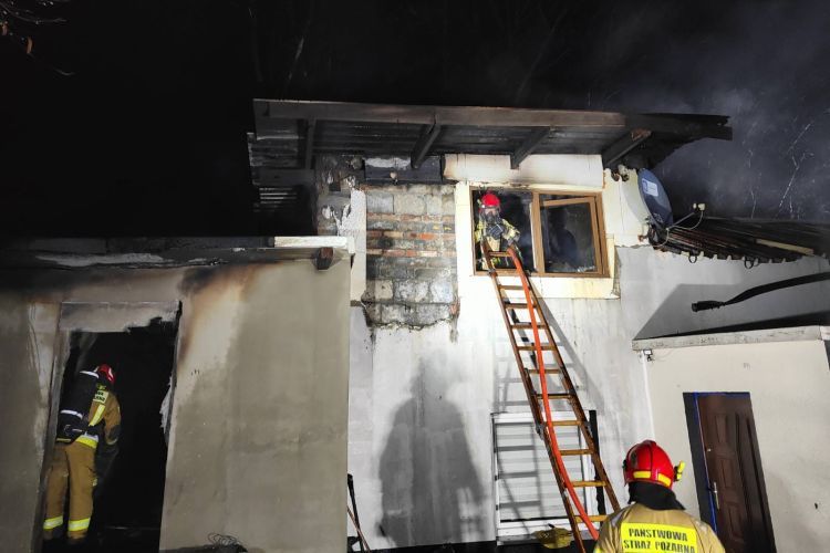 Niespokojna noc na Piaskach: 40-latek próbował sam gasić pożar. Trafił do szpitala (wideo), PSP Rybnik