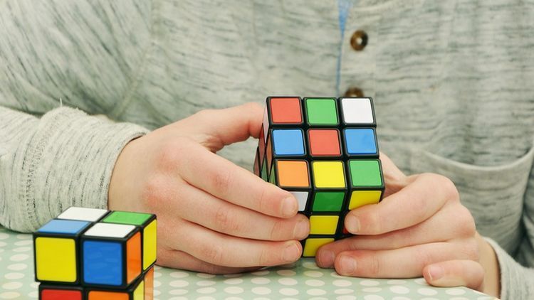 Dziś Światowy Dzień Kostki Rubika. Co nam daje jej układanie?, 