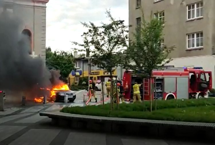Kłęby dymu nad centrum Rybnika. Przed kościołem spłonął samochód (wideo), Czytelnik