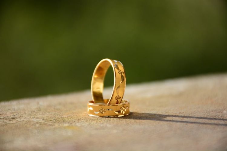 Jak dbać o złote pierścionki? Praktyczne porady, 
