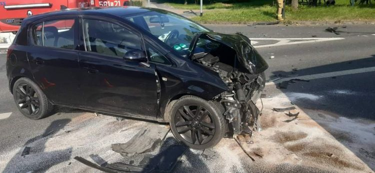Wypadek na skrzyżowaniu Raciborska-Kotucza. Jedna osoba została przewieziona do szpitala, PSP Rybnik