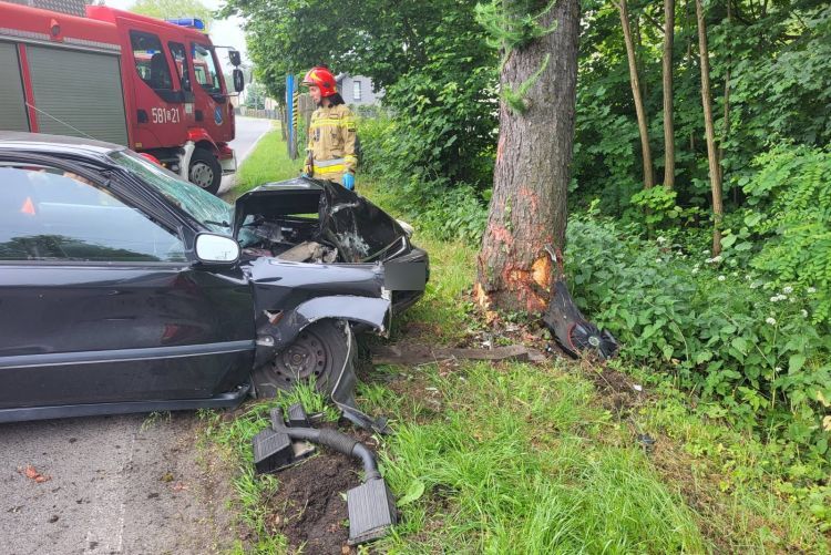 Tragedia w Suminie. Kierowca uderzył w drzewo, nie udało się go uratować (zdjęcia), PSP Rybnik