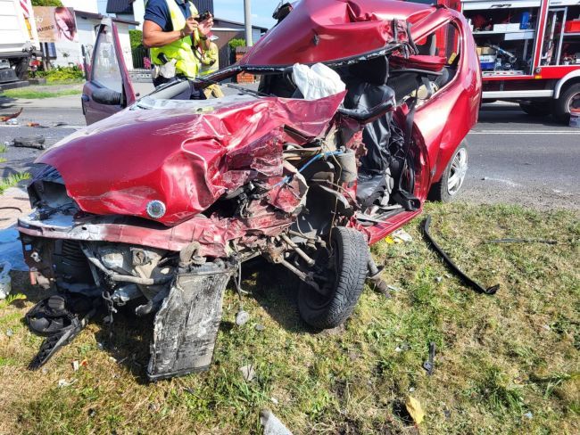 Poważny wypadek na Żorskiej w Świerklanach. Po kierowcę przyleciał LPR (zdjęcia, wideo), PSP Rybnik