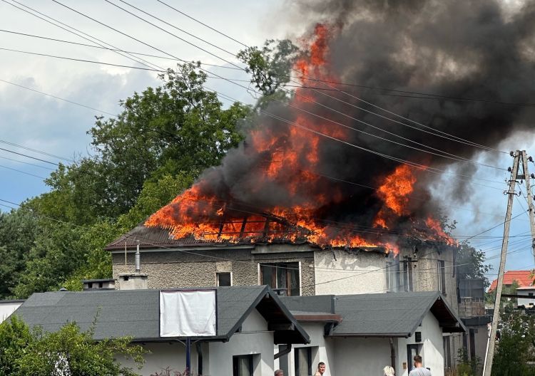 Pożar domu w Boguszowicach. W środku byli bezdomni (zdjęcia), Czytelnik