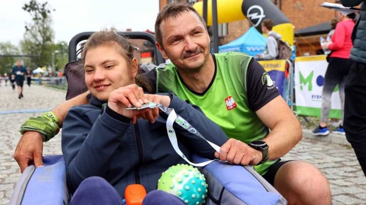 Wraz z córką stanowią nierozłączny, biegowy team. Potrzebny jest nowy wózek dla Wiktorii, zrzutka.pl