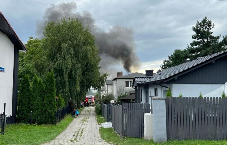 Duże straty po pożarze przy ul. Kłokocińskiej. Zapalił się garaż i dach domu (foto, wideo), Czytelnik