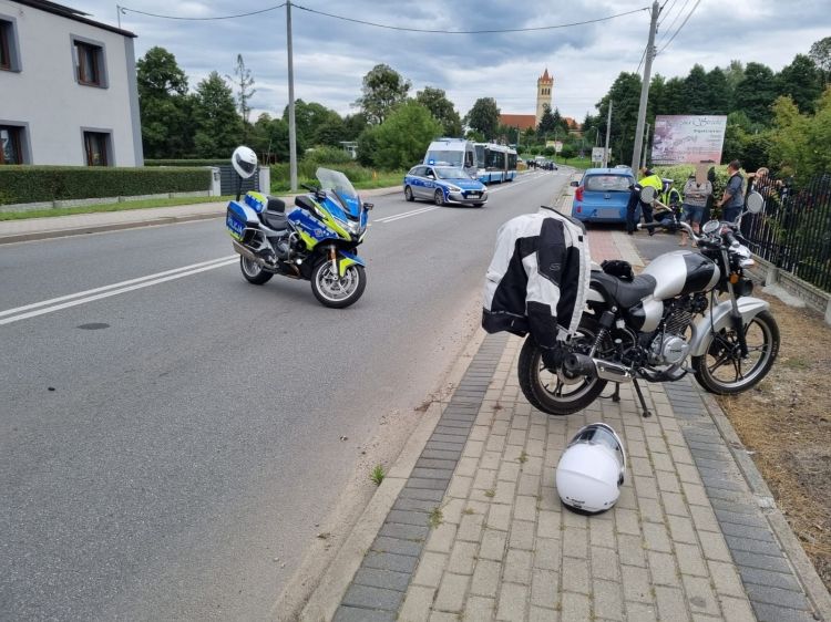 Wypadek w Jejkowicach. Kierowca motocykla zabrany do szpitala (zdjęcia), KMP Rybnik