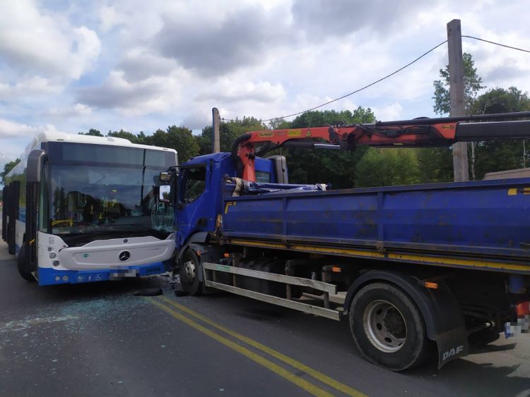 Wypadek na Mikołowskiej w Rybniku. Poszkodowani pasażerowie autobusu, droga zablokowana, PSP Rybnik