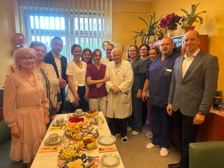 Dr Kwapuliński świętuje 90. urodziny. To najstarszy praktykujący lekarz w Rybniku!, Facebook