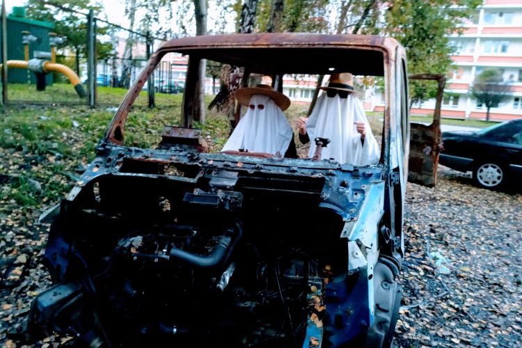 Boguszowice: ludzie robią w spalonym wraku samochodu sesje zdjęciowe. „Jest nam wstyd”, Facebook