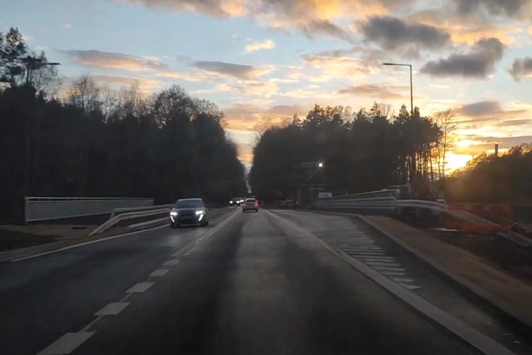 Czytelnicy: co jest nie tak z tym wiaduktem na Mikołowskiej? Kierowców ściąga na środek jezdni (wideo), YouTube