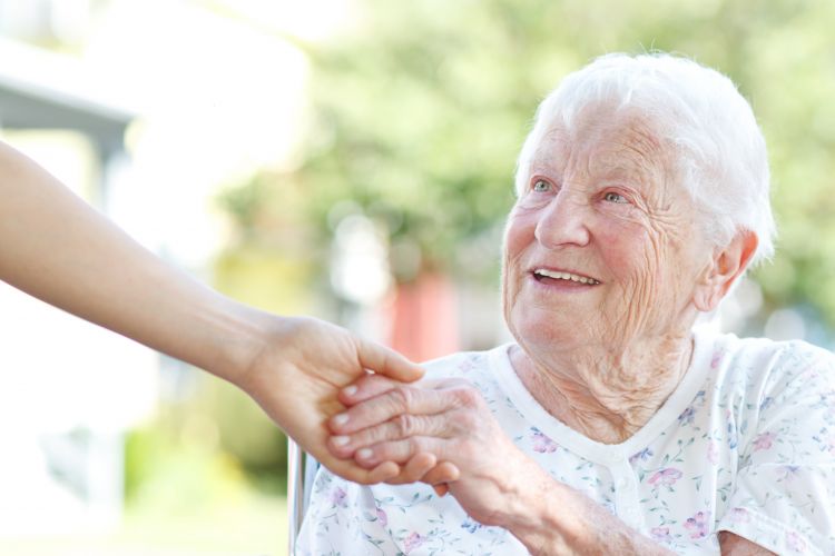 Opieka seniora: Jak pomóc osobie starszej z demencją?, 