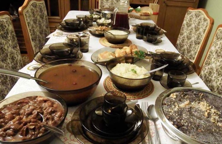 Wigilijne tradycje w czasach inflacji: świąteczne stoły między oszczędnością, a obfitością, 
