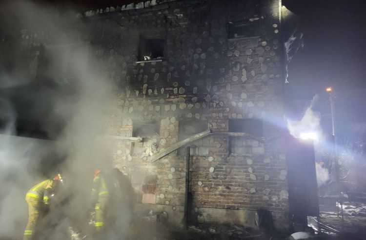 Niespokojna noc w Leszczynach. Pożar altany zagroził lokatorom domu, PSP Rybnik