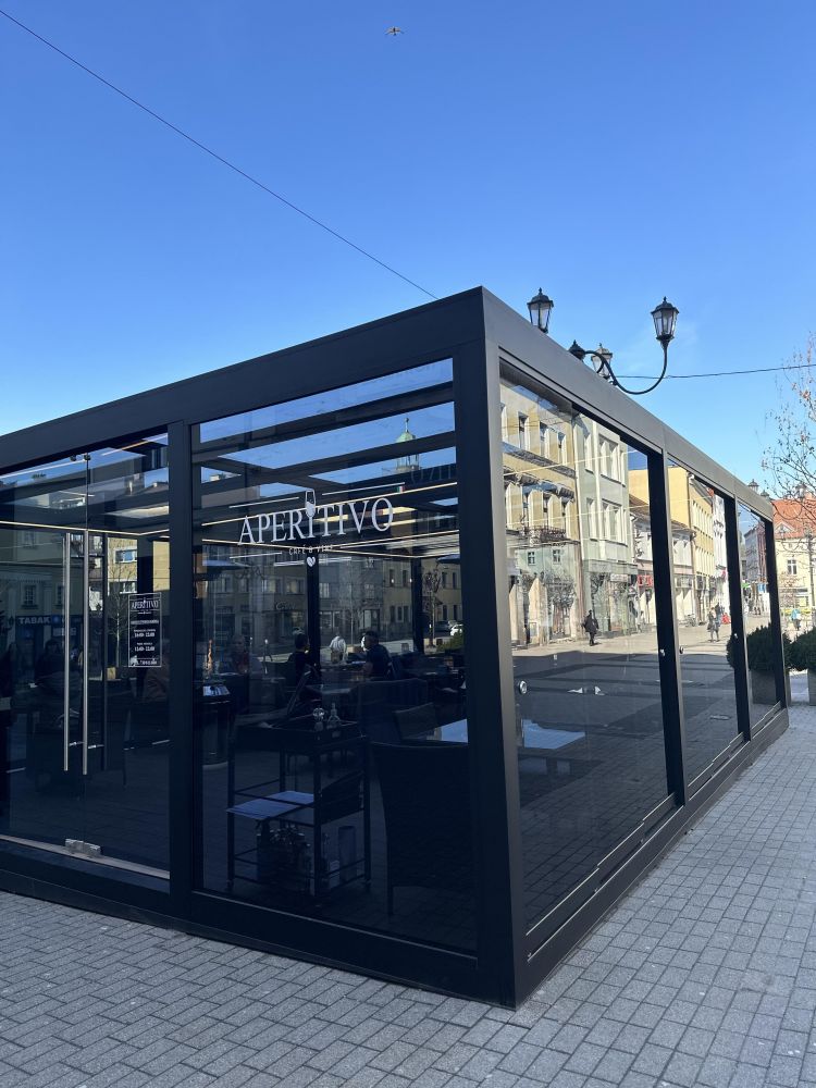 Restauracja Aperitivo wróciła do gastronomicznej mapy Rybnika. Klienci zaczęli wracać z uśmiechem na twarzach, Materiał Partnera, całoroczny ogród Aperitivo wykonały firmy DK Glass i Suver.