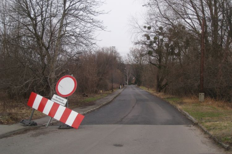 Czytelnik ze Strzeleckiej: przyjechali w listopadzie, zdarli warstwę drogi i zniknęli (foto), Czytelnik