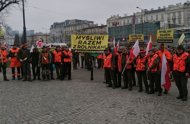 „Nie zabijamy dla przyjemności”. Na wielki protest w Warszawie pojechało około 100 myśliwych z naszego regionu, materiały nadesłane