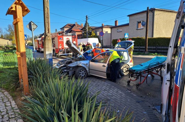 Wypadek na skrzyżowaniu w Leszczynach. Dwie kobiety w szpitalu, PSP Rybnik