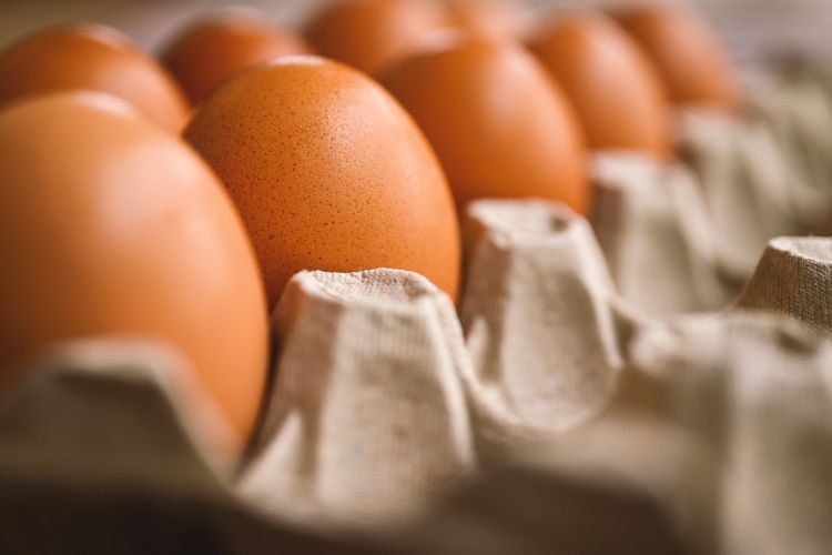 Jemy mniej jaj, choć co dziesiąte w UE znosi polska kura. Biznesowe ciekawostki wielkanocne, 