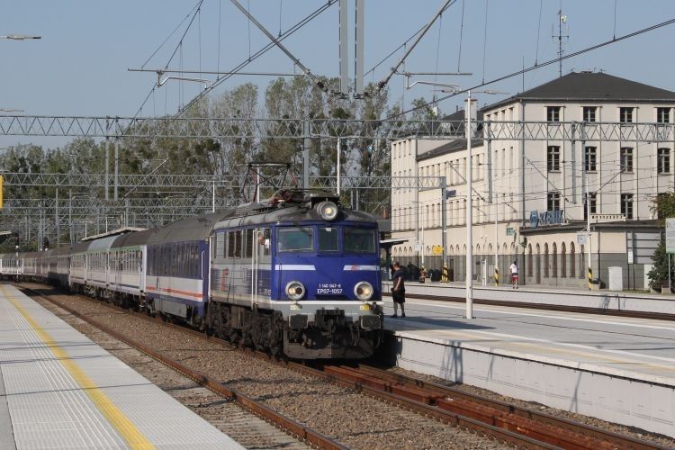 Niebezpieczny incydent na stacji w Rybniku. Pociąg pasażerski został skierowany na tory towarowe, Zdjęcie poglądowe
