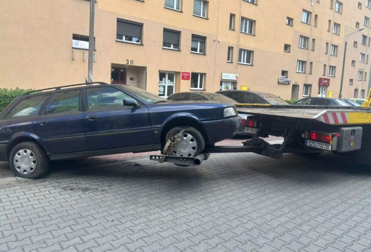 Strażnicy miejscy ruszyli do akcji. 13 wraków zniknęło z rybnickich ulic (zdjęcia), SM Rybnik
