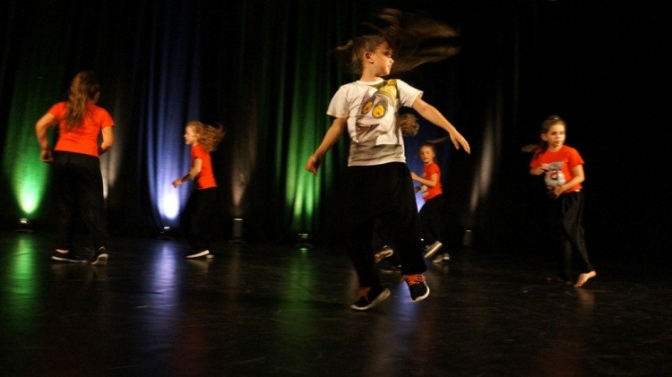 Młodzi tancerze z Fundacji EDF Polska widowiskowym pokazem zakończyli sezon, dk, źródło: materiały prasowe Fundacja EDF Polska