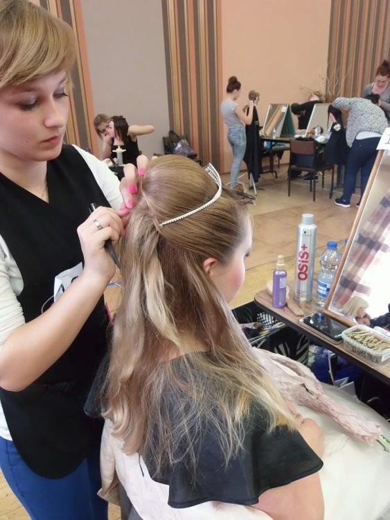 Młodzi adepci fryzjerstwa rywalizowali o Nagrodę Złotego Grzebienia, materiały prasowe ZS 5 Rybnik