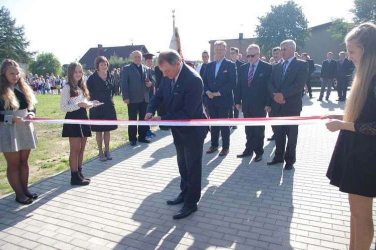 Szkoła w Leszczynach ma nowe boisko, UGiM Czerwionka-Leszczyny