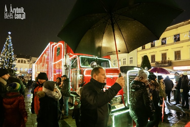 Tłumy na rynku pomimo niepogody. Do Rybnika przyjechała świąteczna ciężarówka Coca-Coli, Dominik Gajda