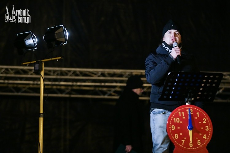 „Zatrzymamy fanatyków, nie zniewolicie nas!” Protestujący pokazali rządowi czerwone kartki, Dominik Gajda