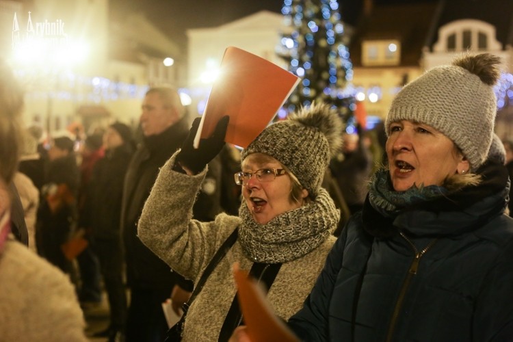 „Zatrzymamy fanatyków, nie zniewolicie nas!” Protestujący pokazali rządowi czerwone kartki, Dominik Gajda