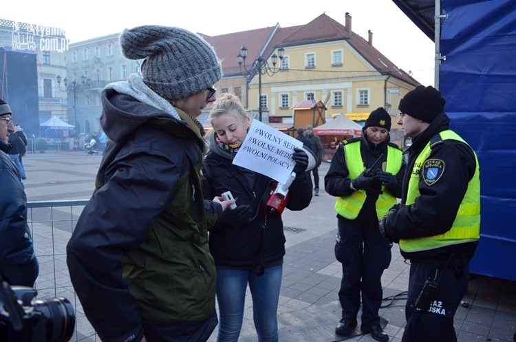 Protestowali przed biurami posłów PiS. „Te znicze są dla polskiej demokracji, która jest tłamszona”, Bartłomiej Furmanowicz