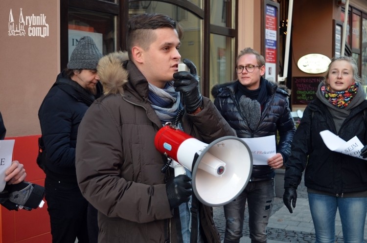 Protestowali przed biurami posłów PiS. „Te znicze są dla polskiej demokracji, która jest tłamszona”, Bartłomiej Furmanowicz