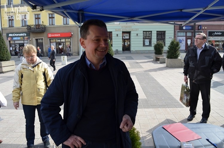 Poseł Marek Krząkała rozdał na rynku ponad 400 sadzonek, Bartłomiej Furmanowicz
