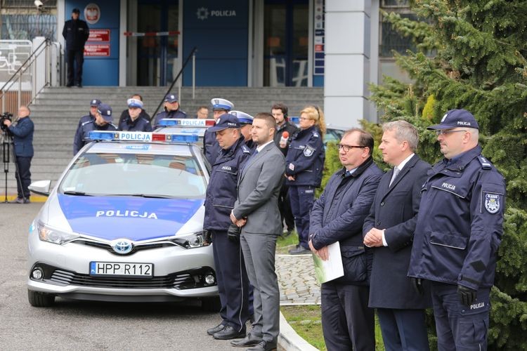 Nowe samochody hybrydowe dla śląskiej policji, mt