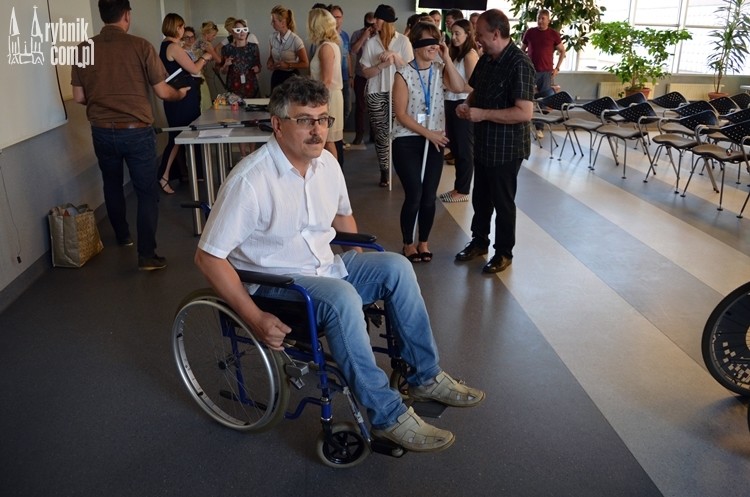 Prezydent i urzędnicy na wózkach inwalidzkich. Wczuli się w osoby niepełnosprawne, Bartłomiej Furmanowicz