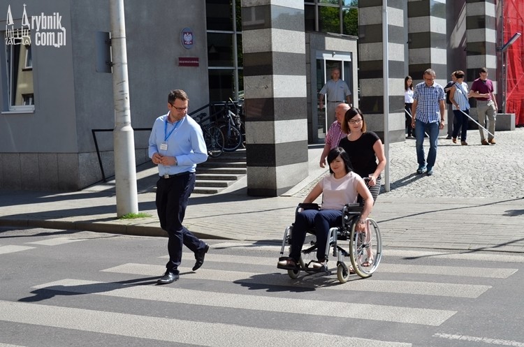 Prezydent i urzędnicy na wózkach inwalidzkich. Wczuli się w osoby niepełnosprawne, Bartłomiej Furmanowicz