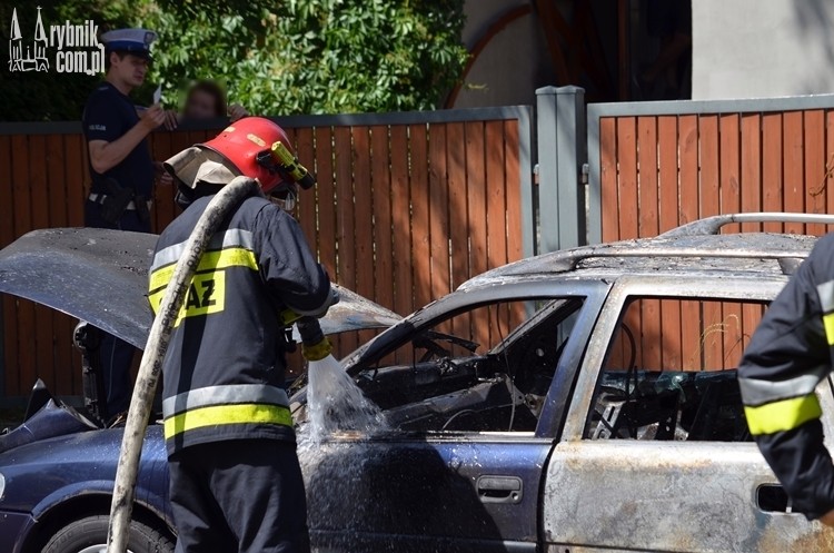 Pożar samochodu na Powstańców Śląskich. W środku było malutkie dziecko, Bartłomiej Furmanowicz