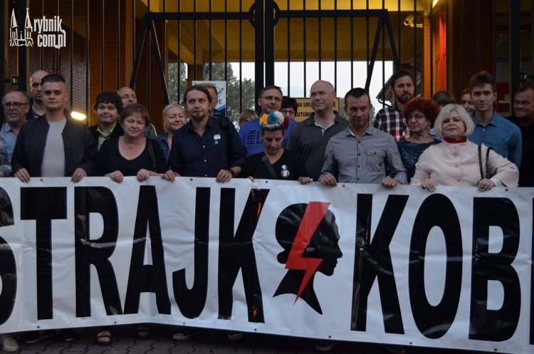 Cichy protest przed Sądem Okręgowym w Rybniku. Zapalono znicze, Bartłomiej Furmanowicz