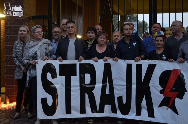 Cichy protest przed Sądem Okręgowym w Rybniku. Zapalono znicze, Bartłomiej Furmanowicz