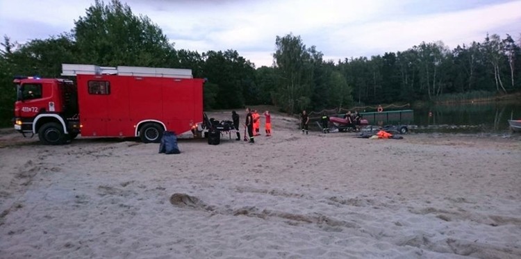 Płetwonurkowie wyłowili zwłoki 18-letniego rybniczanina. Zdjęcia z akcji, OSP Kuźnia Raciborska
