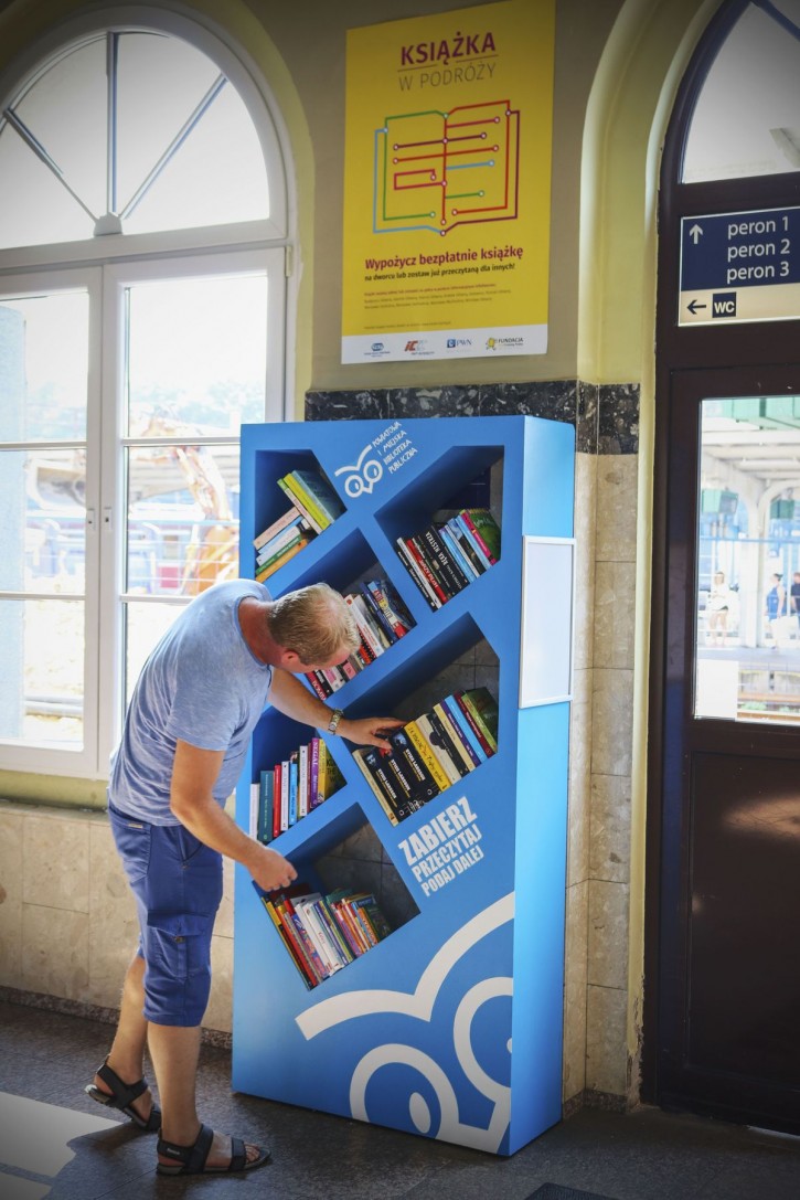 Nowa półka z książkami w przestrzeni miasta, Mariusz Machulik