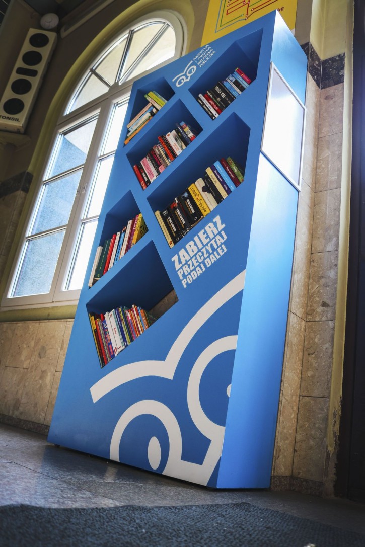 Nowa półka z książkami w przestrzeni miasta, Mariusz Machulik