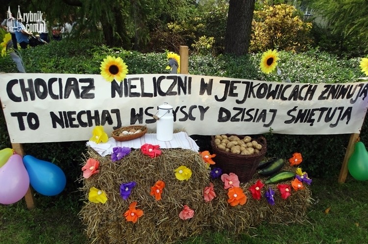 Barwny korowód na ulicach Jejkowic. Święto plonów w gminie, Bartłomiej Furmanowicz